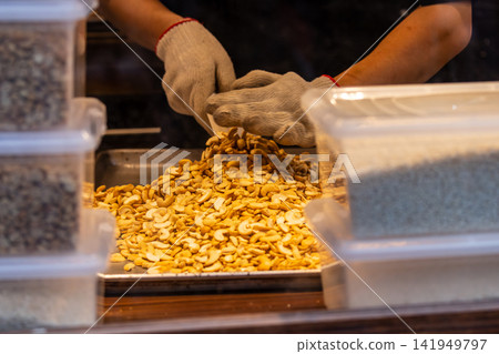 手工切製花生糖的攤販 手工切製花生糖的攤販 141949797