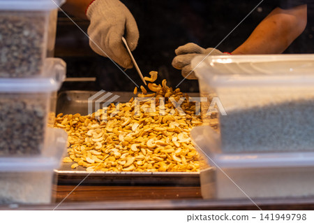 手工切製花生糖的攤販 手工切製花生糖的攤販 141949798