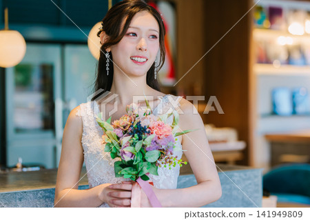 穿著婚紗的女人 穿著婚紗的女人 141949809