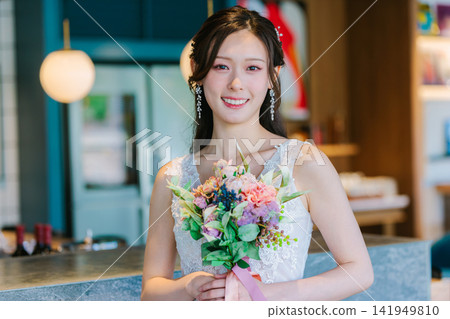 穿著婚紗的女人 穿著婚紗的女人 141949810