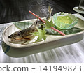 鹽烤香魚，佐以竹葉和青楓葉，充滿季節氣息。 141949823