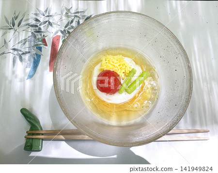 日式色彩：素面與各種色彩繽紛的配料 141949824