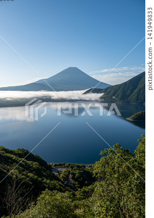 從中之倉峠展望台看到的本棲湖和富士山。 141949833