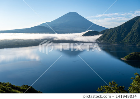 從中之倉峠展望台看到的本棲湖和富士山。 從中之倉峠展望台看到的本棲湖和富士山。 141949834