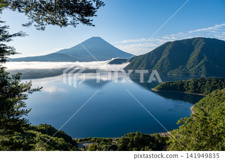 從中之倉峠展望台看到的本棲湖和富士山。 從中之倉峠展望台看到的本棲湖和富士山。 141949835