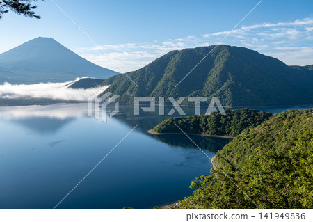 從中之倉峠展望台看到的本棲湖和富士山。 從中之倉峠展望台看到的本棲湖和富士山。 141949836