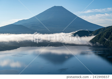 從中之倉峠展望台看到的本棲湖和富士山。 141949837
