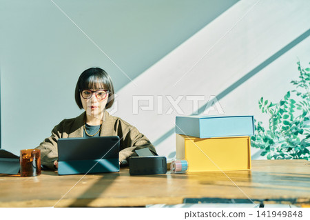 在辦公室工作的年輕女子 在辦公室工作的年輕女子 141949848