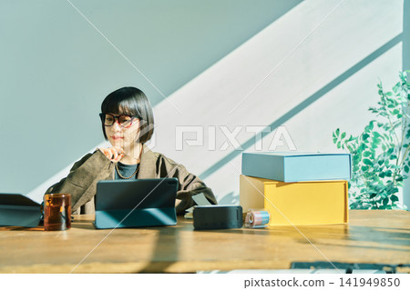 在辦公室工作的年輕女子 141949850
