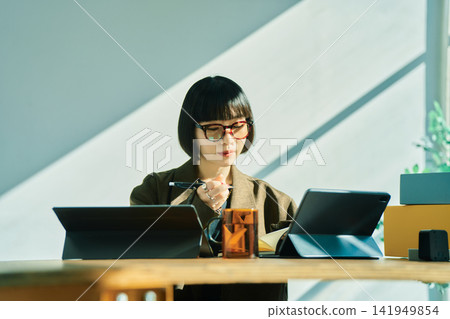 在辦公室工作的年輕女子 141949854