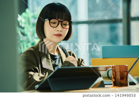 在辦公室工作的年輕女子 在辦公室工作的年輕女子 141949858