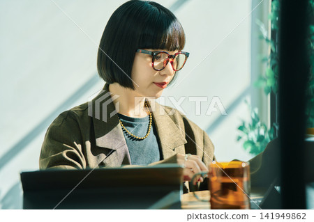 在辦公室工作的年輕女子 141949862