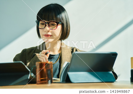 在辦公室工作的年輕女子 在辦公室工作的年輕女子 141949867