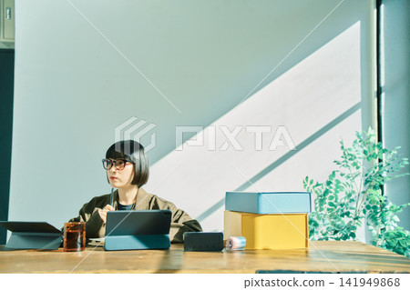 在辦公室工作的年輕女子 141949868