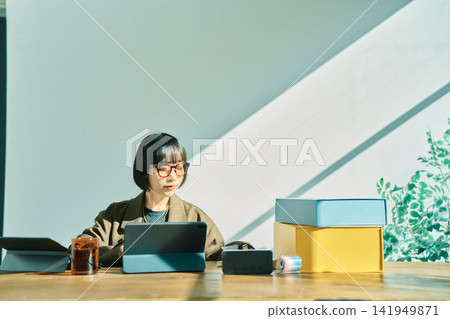 在辦公室工作的年輕女子 在辦公室工作的年輕女子 141949871