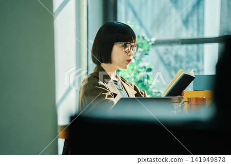 在辦公室工作的年輕女子 在辦公室工作的年輕女子 141949878