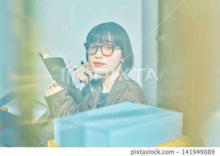 在辦公室工作的年輕女子 在辦公室工作的年輕女子 141949889