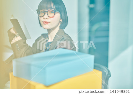 在辦公室工作的年輕女子 在辦公室工作的年輕女子 141949891