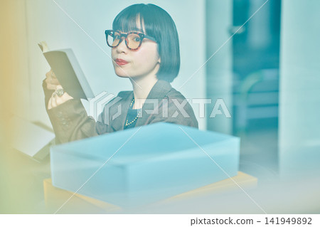 在辦公室工作的年輕女子 141949892