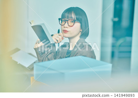 在辦公室工作的年輕女子 141949893