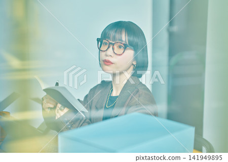 在辦公室工作的年輕女子 在辦公室工作的年輕女子 141949895
