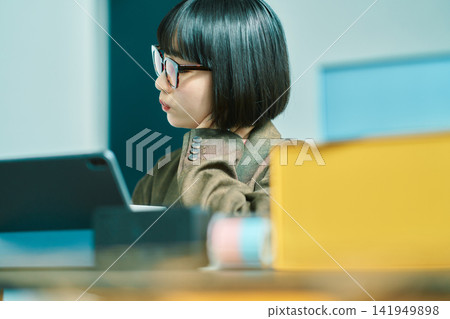 在辦公室工作的年輕女子 141949898