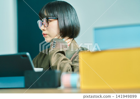 在辦公室工作的年輕女子 141949899