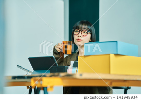 在辦公室工作的年輕女子 在辦公室工作的年輕女子 141949934