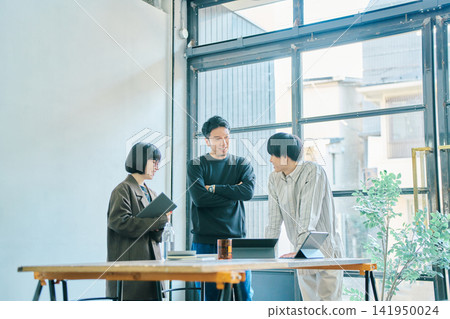Business person to meet Business person to meet 141950024