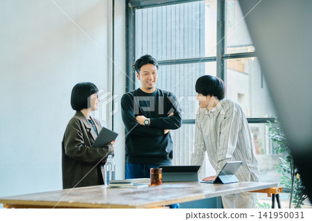 Business person to meet Business person to meet 141950031