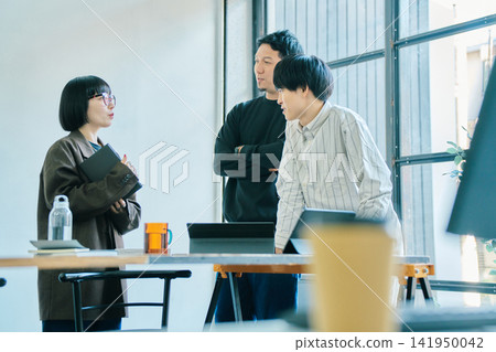 Business person to meet 141950042