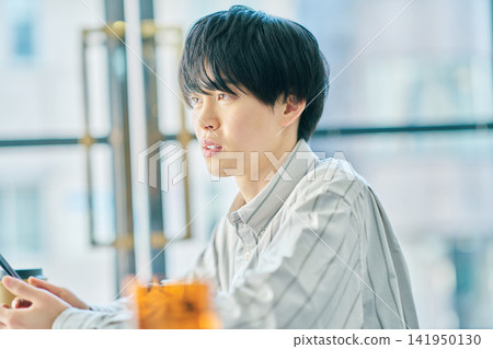 一個男人在開會 141950130