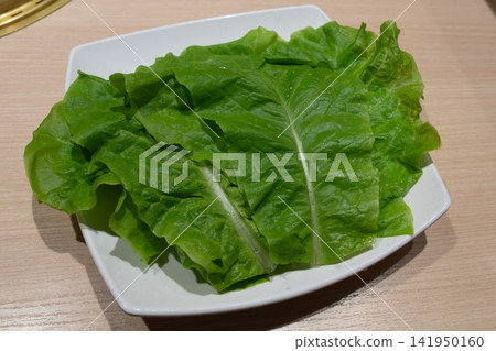 新鮮生菜葉搭配烤肉食用。 新鮮生菜葉搭配烤肉食用。 141950160
