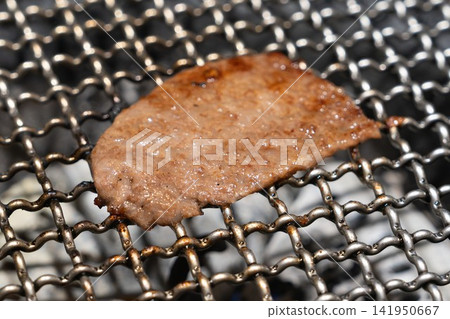 一口大小的烤肉,在炭火烤架上慢烤而成。 一口大小的烤肉,在炭火烤架上慢烤而成。 141950667