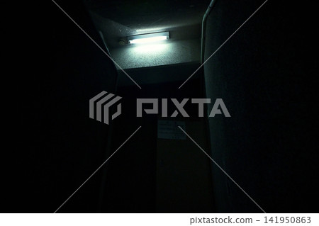 真可怕!一條廢棄的、漆黑的樓梯。 真可怕!一條廢棄的、漆黑的樓梯。 141950863