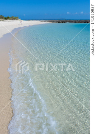 The crystal-clear emerald green sea and white sandy beaches of Pacha Beach on Kurima Island in Okinawa The crystal-clear emerald green sea and white sandy beaches of Pacha Beach on Kurima Island in Okinawa 141950987