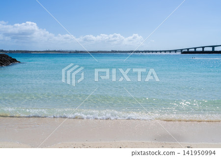 The crystal-clear emerald green sea and white sandy beaches of Pacha Beach on Kurima Island in Okinawa The crystal-clear emerald green sea and white sandy beaches of Pacha Beach on Kurima Island in Okinawa 141950994