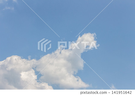 夏日的藍天與清爽的白雲 夏日的藍天與清爽的白雲 141951642