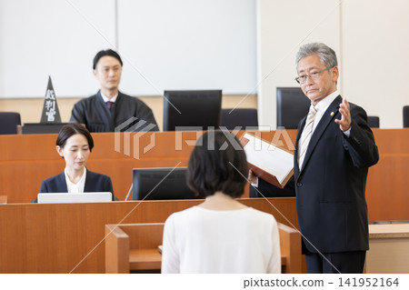 一名男律師在法庭上進行證人詢問,以及審判現場。 一名男律師在法庭上進行證人詢問,以及審判現場。 141952164