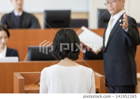 法庭上,一名男律師和一名證人正在接受訊問。 法庭上,一名男律師和一名證人正在接受訊問。 141952165