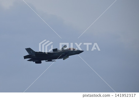 一架F-35戰鬥機翱翔在藍天之上。 141952317