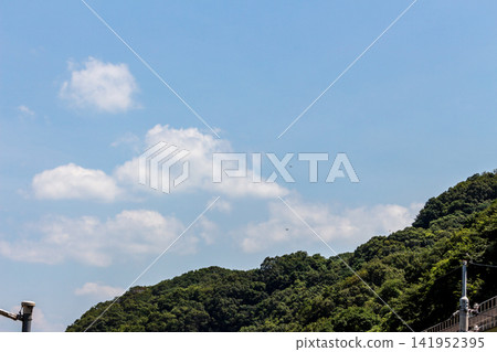 Blue sky and deep green mountains, scenery around the Takahashi River Bridge of the Ibara Railway, Soja City, Okayama Prefecture, summer nature Blue sky and deep green mountains, scenery around the Takahashi River Bridge of the Ibara Railway, Soja City, Okayama Prefecture, summer nature 141952395