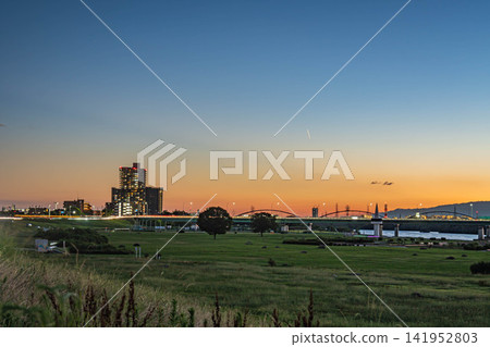 Evening view of Yodogawa River Park, Hirakata City, Osaka Prefecture Evening view of Yodogawa River Park, Hirakata City, Osaka Prefecture 141952803