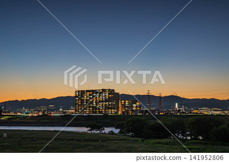 淀川晚景,從大阪府枚方市淀川公園枚方地區眺望高槻市 淀川晚景,從大阪府枚方市淀川公園枚方地區眺望高槻市 141952806