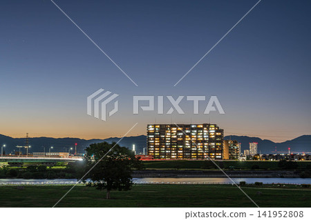 淀川晚景,從大阪府枚方市淀川公園枚方地區眺望高槻市 淀川晚景,從大阪府枚方市淀川公園枚方地區眺望高槻市 141952808