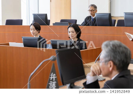 法庭書記官和法官在法庭上協助進行訴訟程序。 法庭書記官和法官在法庭上協助進行訴訟程序。 141952849