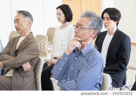 旁聽席上,一些神情嚴肅的旁聽者正在觀看庭審。 旁聽席上,一些神情嚴肅的旁聽者正在觀看庭審。 141953031