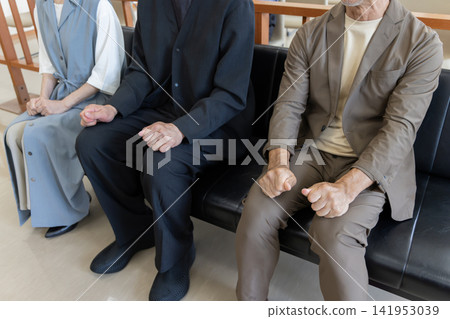 法庭上等待審判的各方當事人緊握著手中的拳頭。 法庭上等待審判的各方當事人緊握著手中的拳頭。 141953039