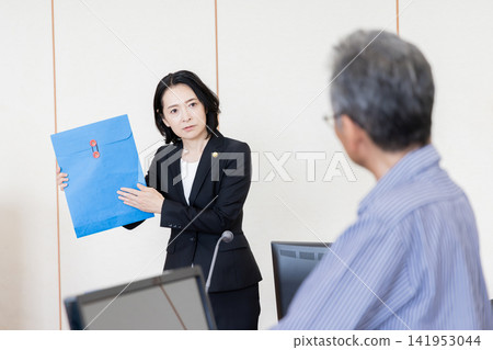 一名女律師在法庭上提出證據並進行證人詢問。 一名女律師在法庭上提出證據並進行證人詢問。 141953044