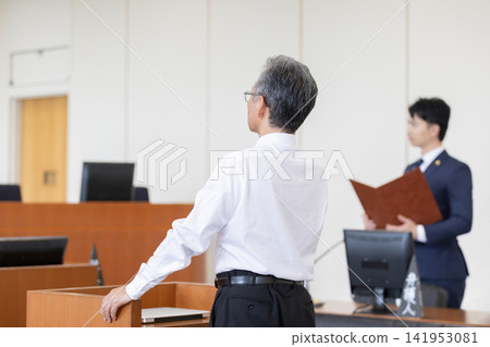 法庭聽證會上的一個場景,涉及一名證人和他們的律師。 法庭聽證會上的一個場景,涉及一名證人和他們的律師。 141953081